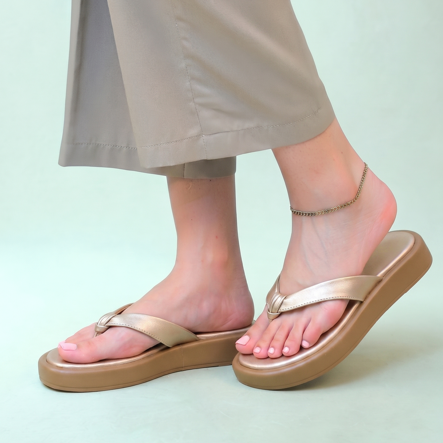Avni V-strap flats in rosegold