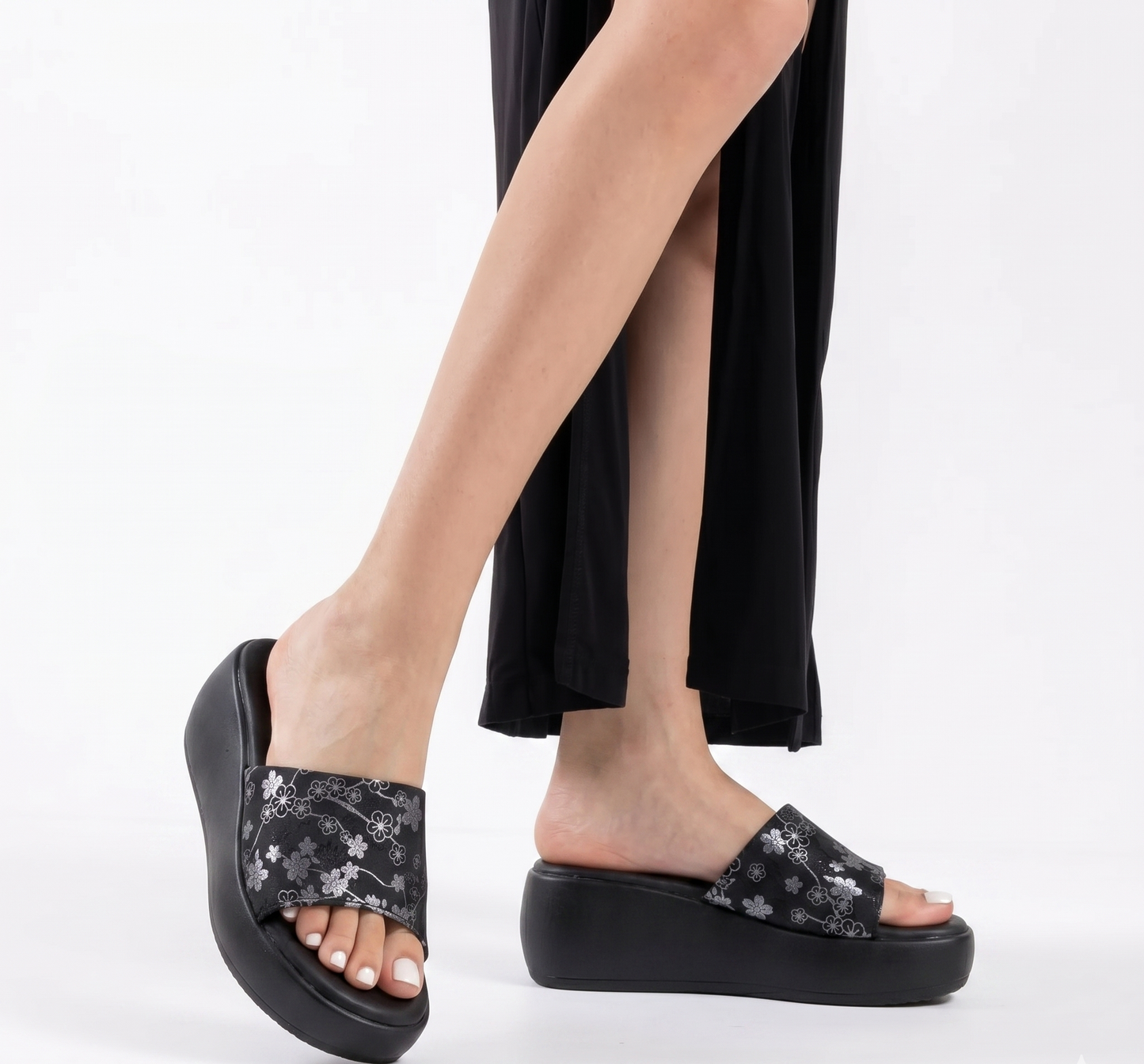 Kiara graphic wedges in black