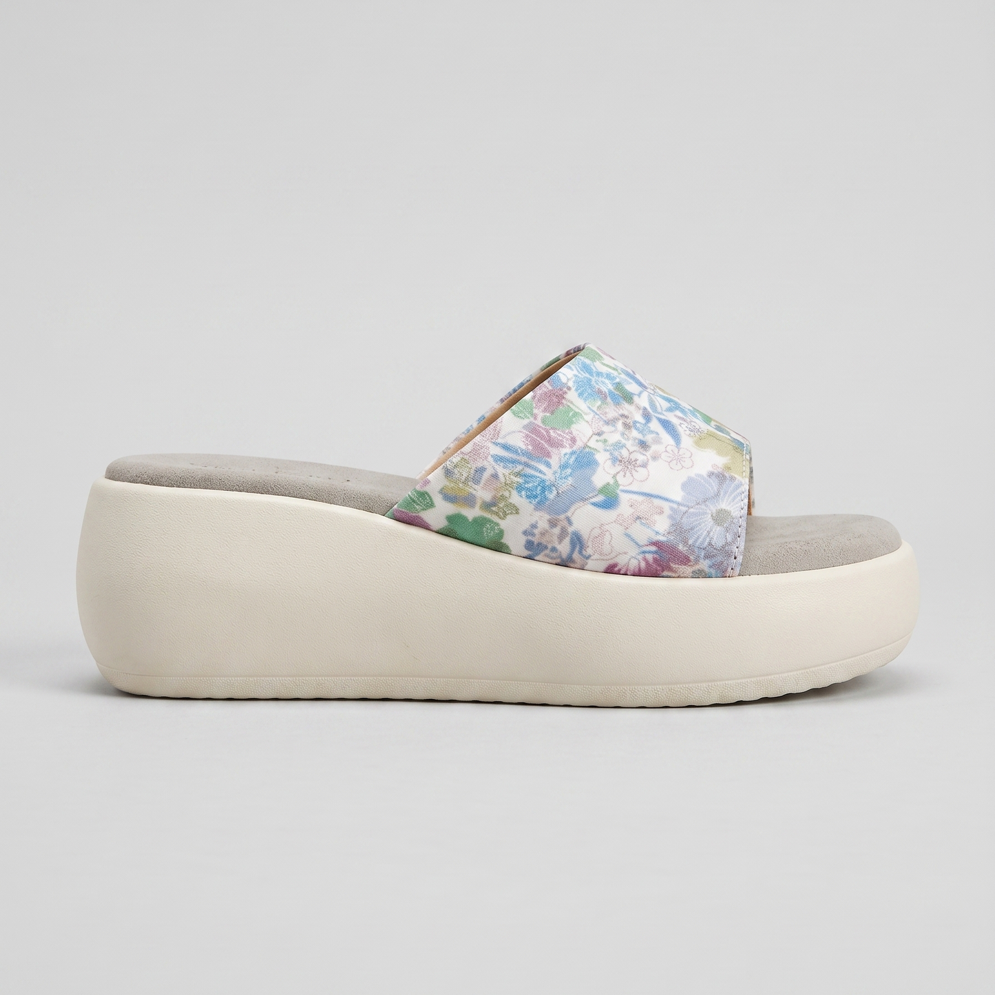Kiara graphic wedges in peach