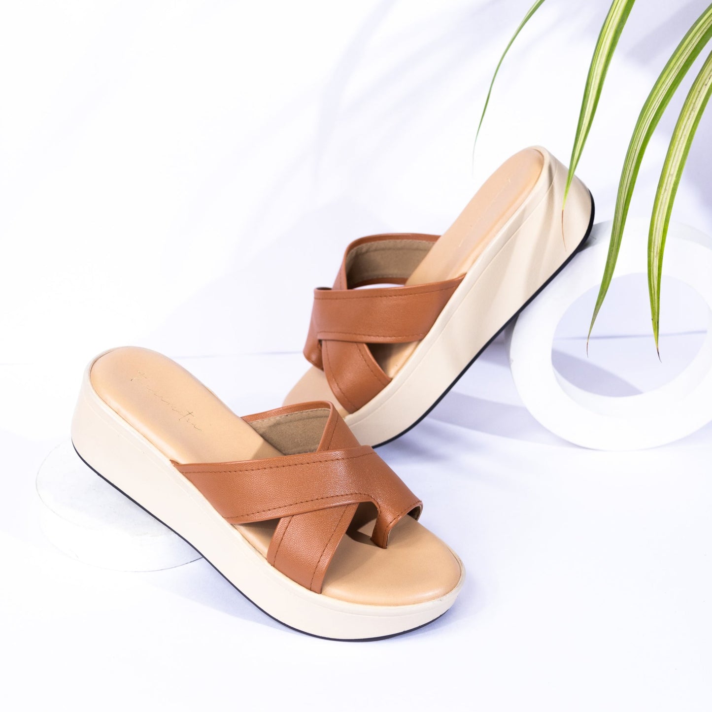 Sarah toe ring wedges in Tan