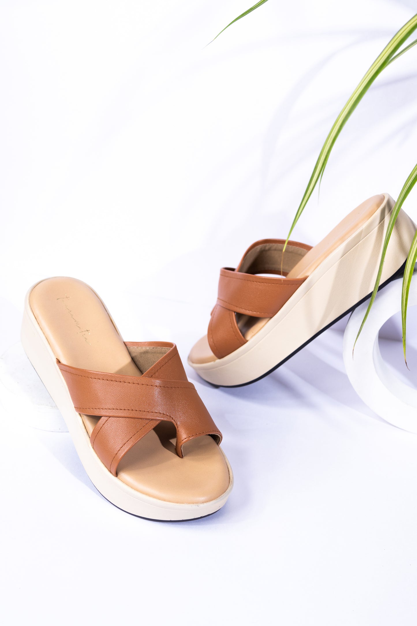 Sarah toe ring wedges in Tan