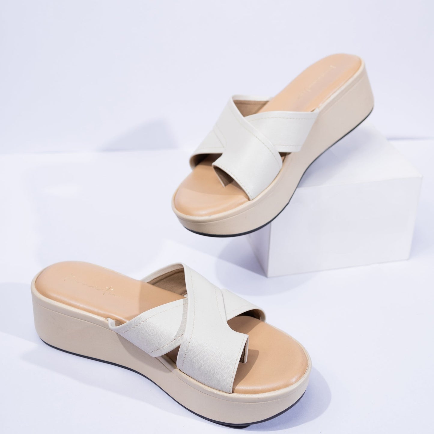 Sarah toe ring wedges in beige