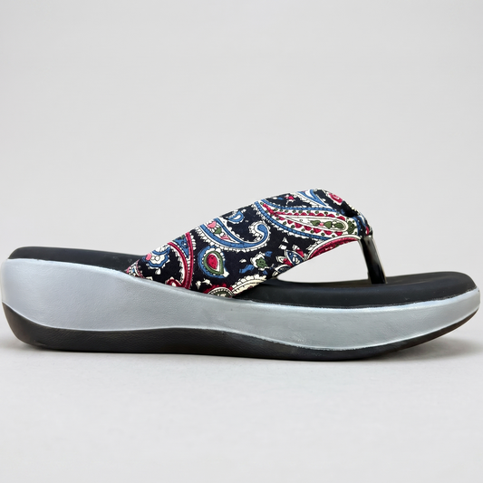 Sara V-strap patterned wedges in black