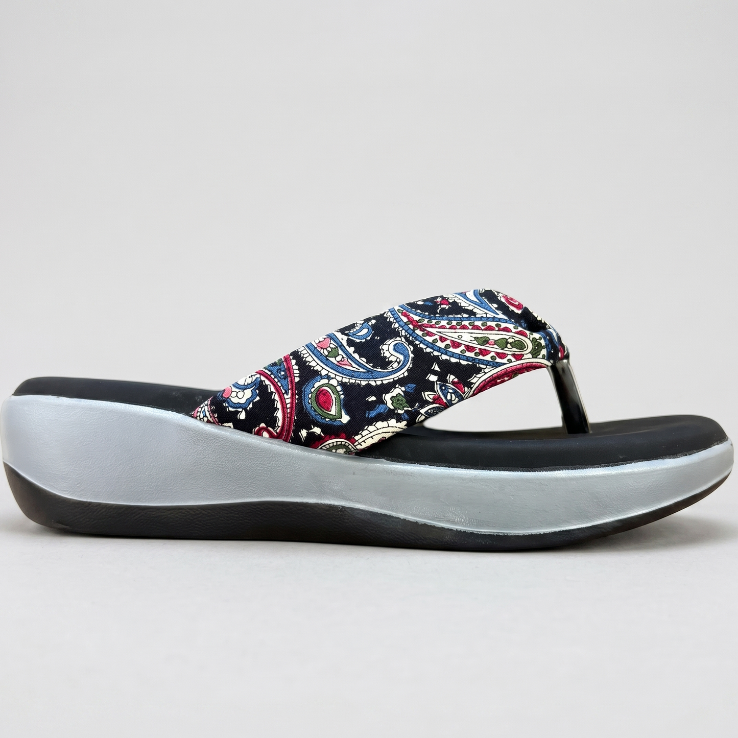 Sara V-strap patterned wedges in black