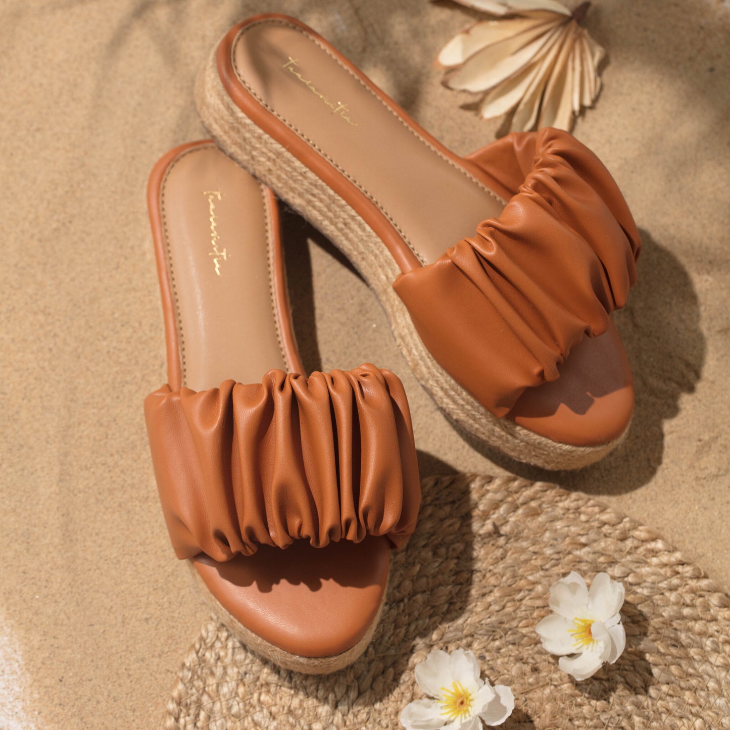Jute flatform wedges in Tan