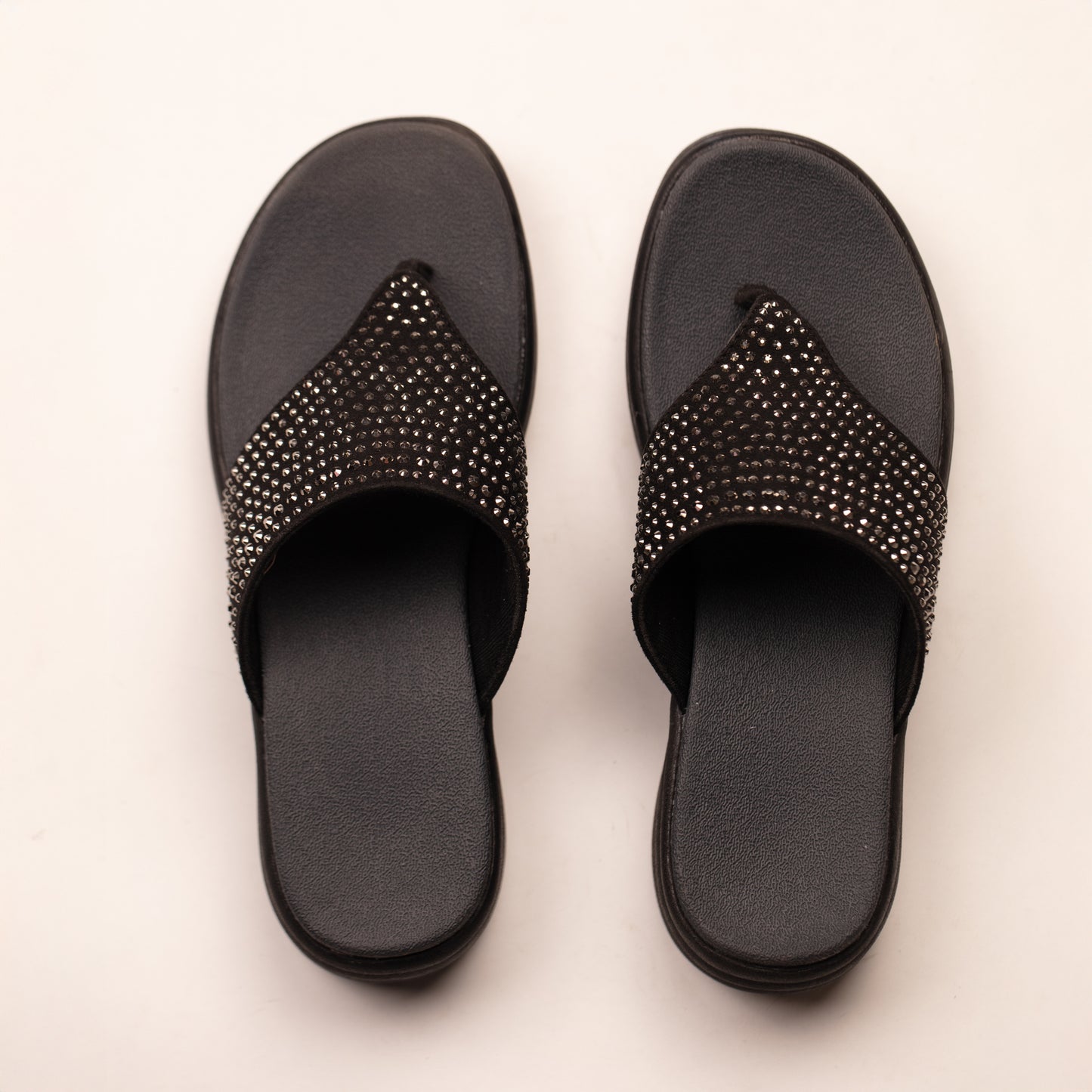 Tanvi V-strap comfort flats in black