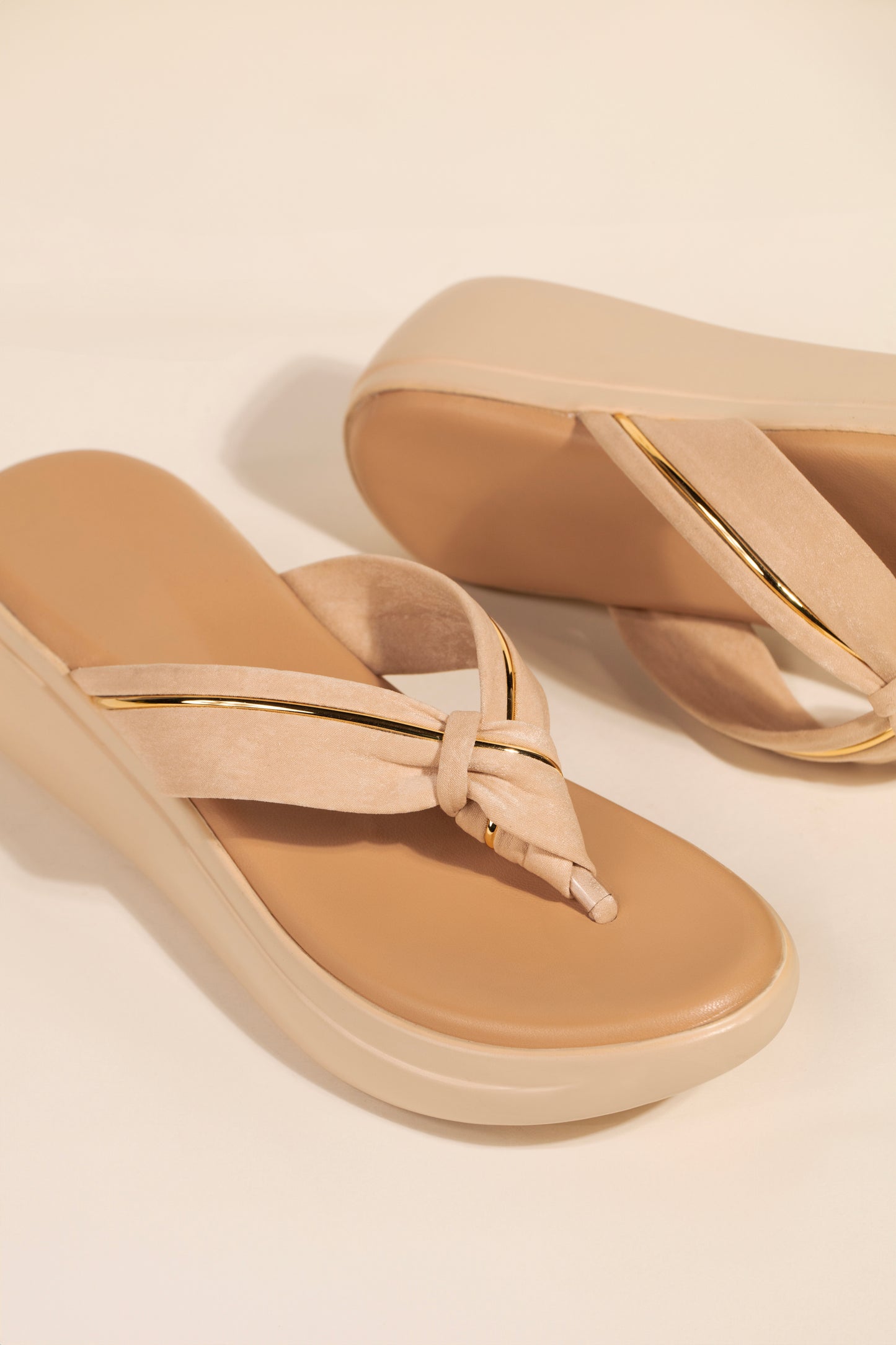 Iga V strap wedges in Beige