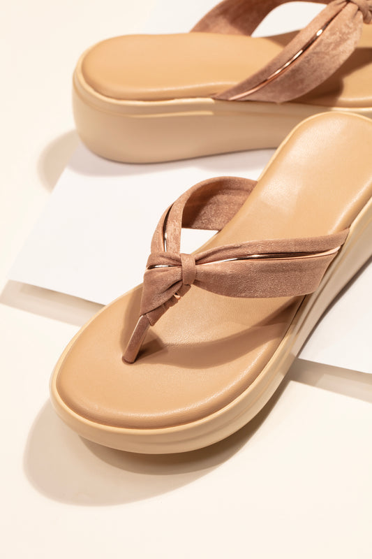 Iga V strap wedges in Peach