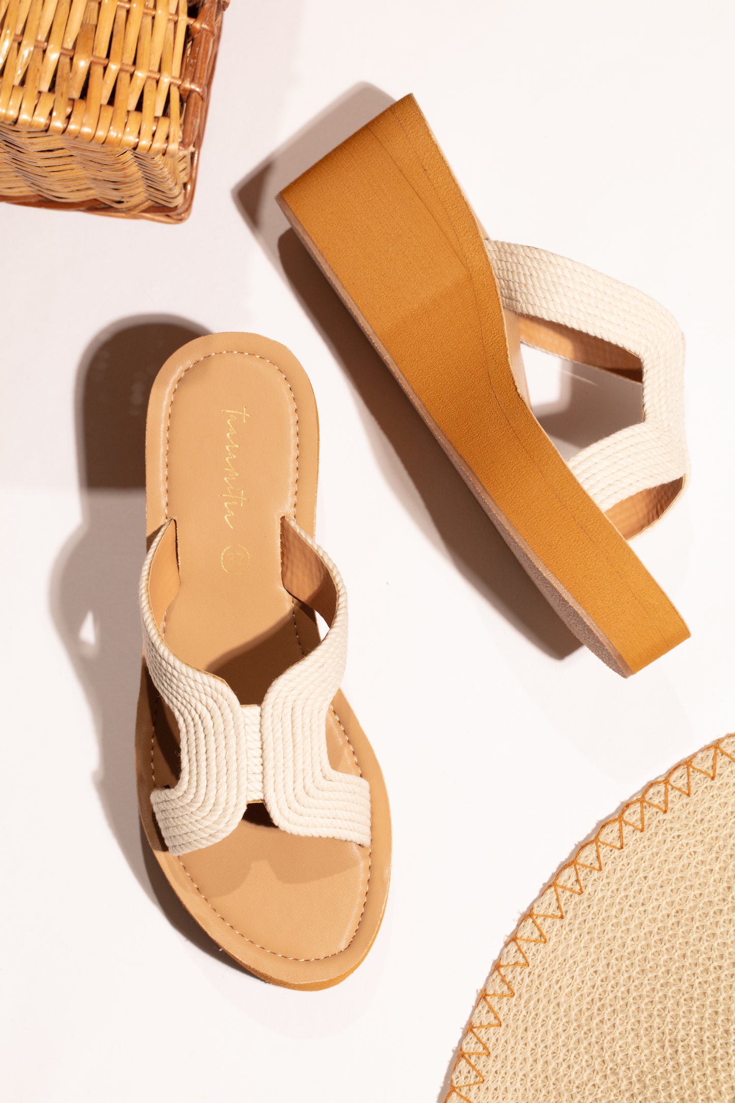 Capri wedges in white