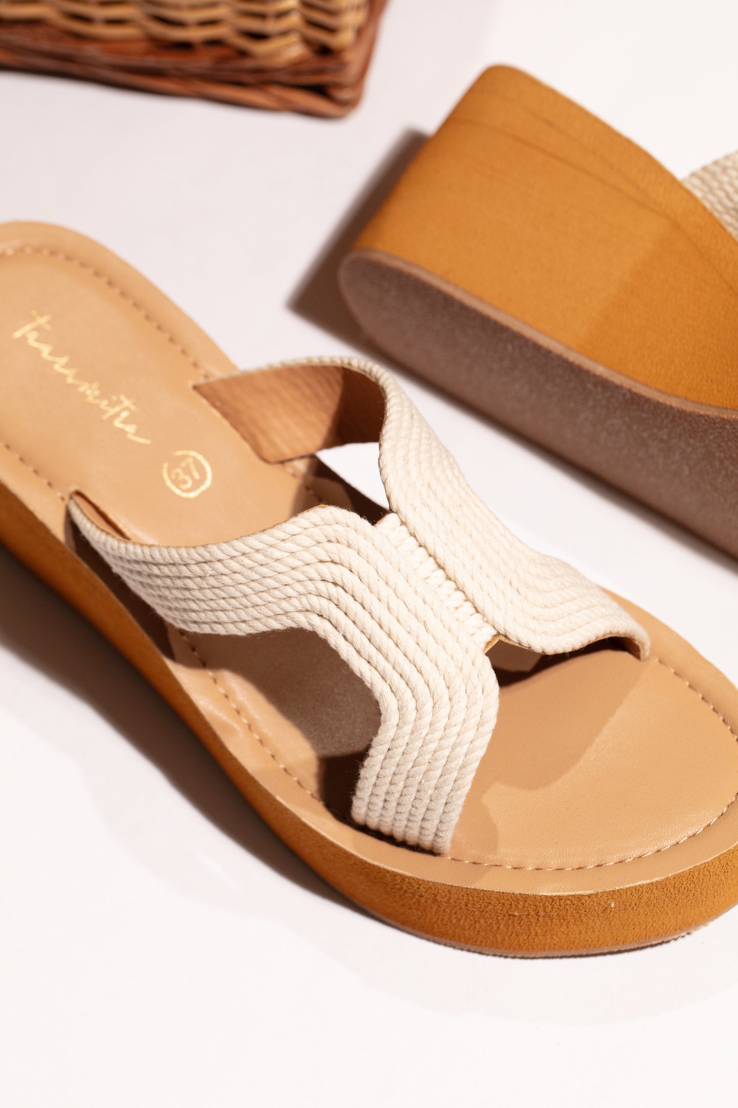 Capri wedges in white