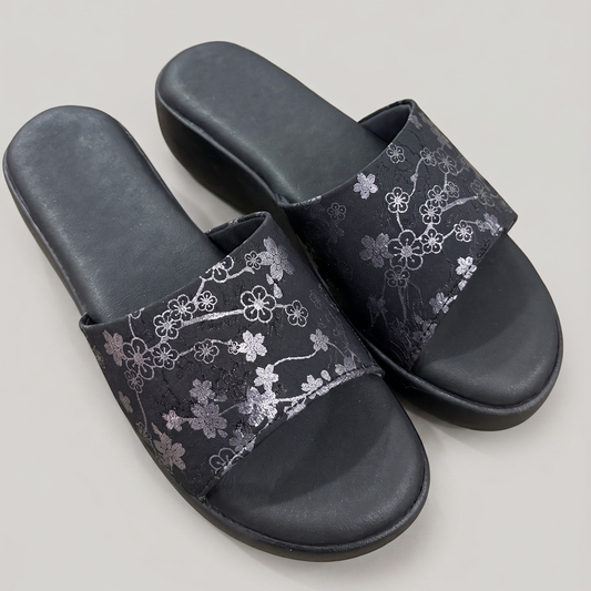 Kiara graphic wedges in black