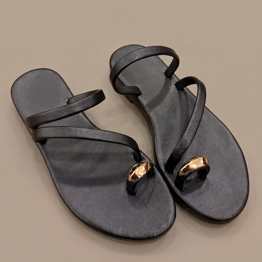 Dharsha toe ring flats in black