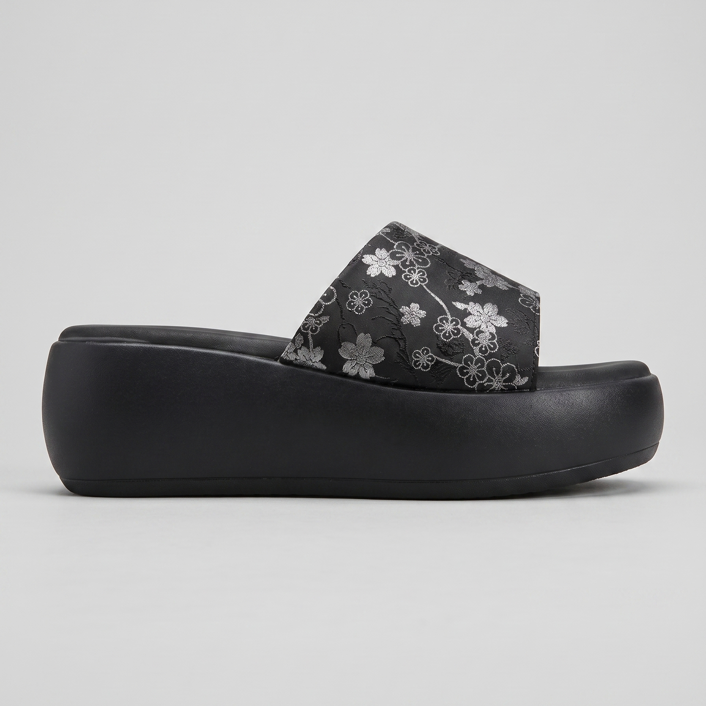 Kiara graphic wedges in black