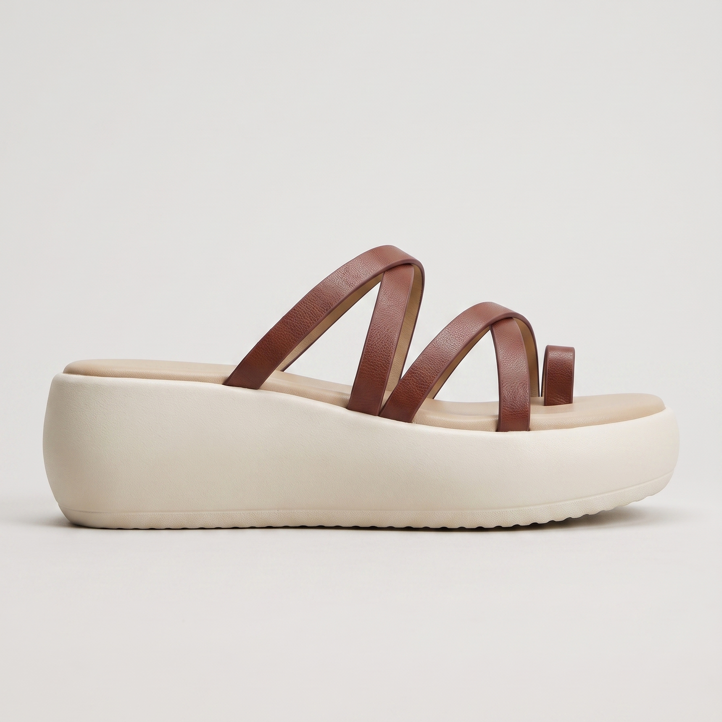 Yaamini toe ring criss cross wedges in tan