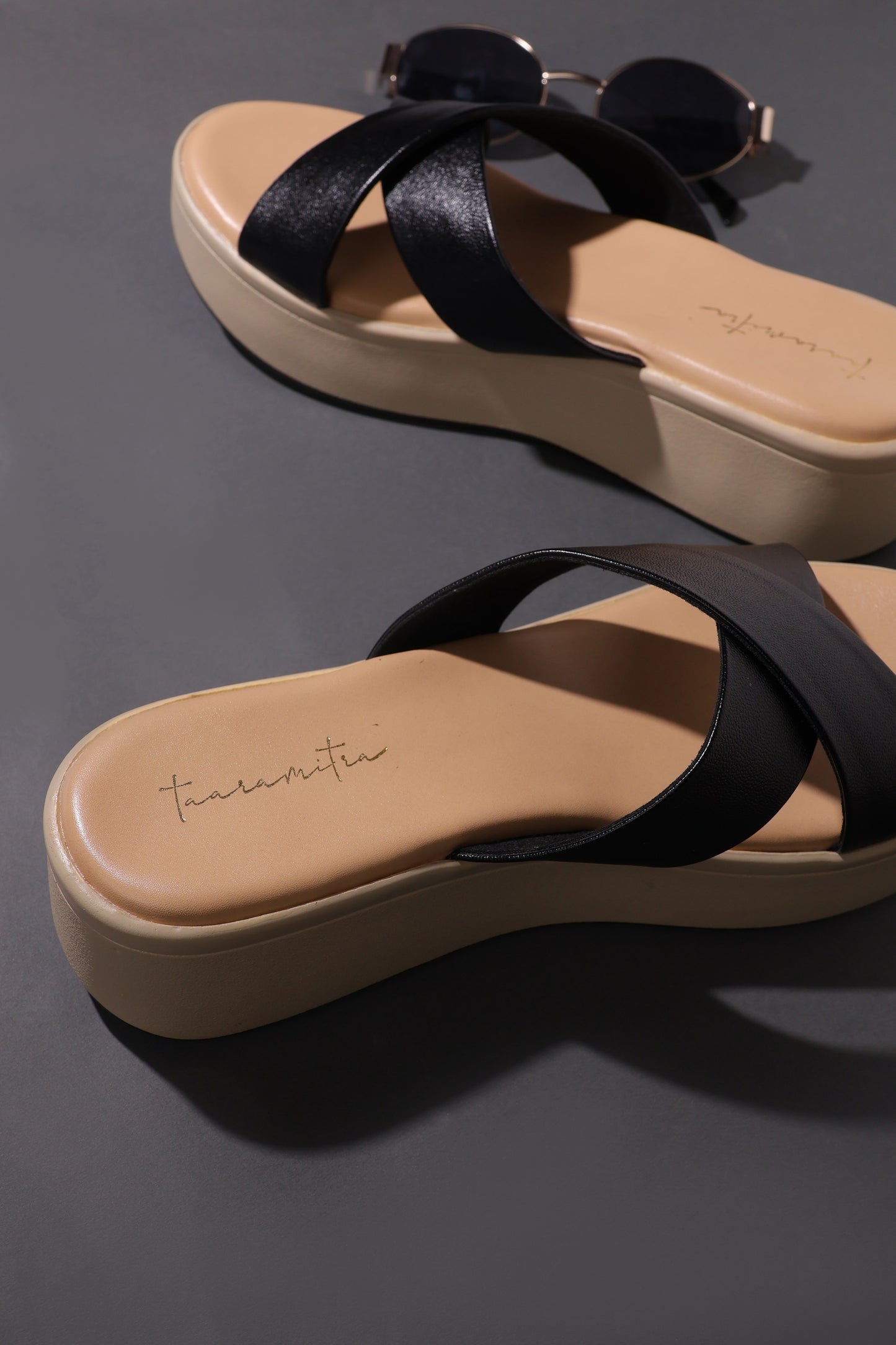 Maya x-strap wedges in Black