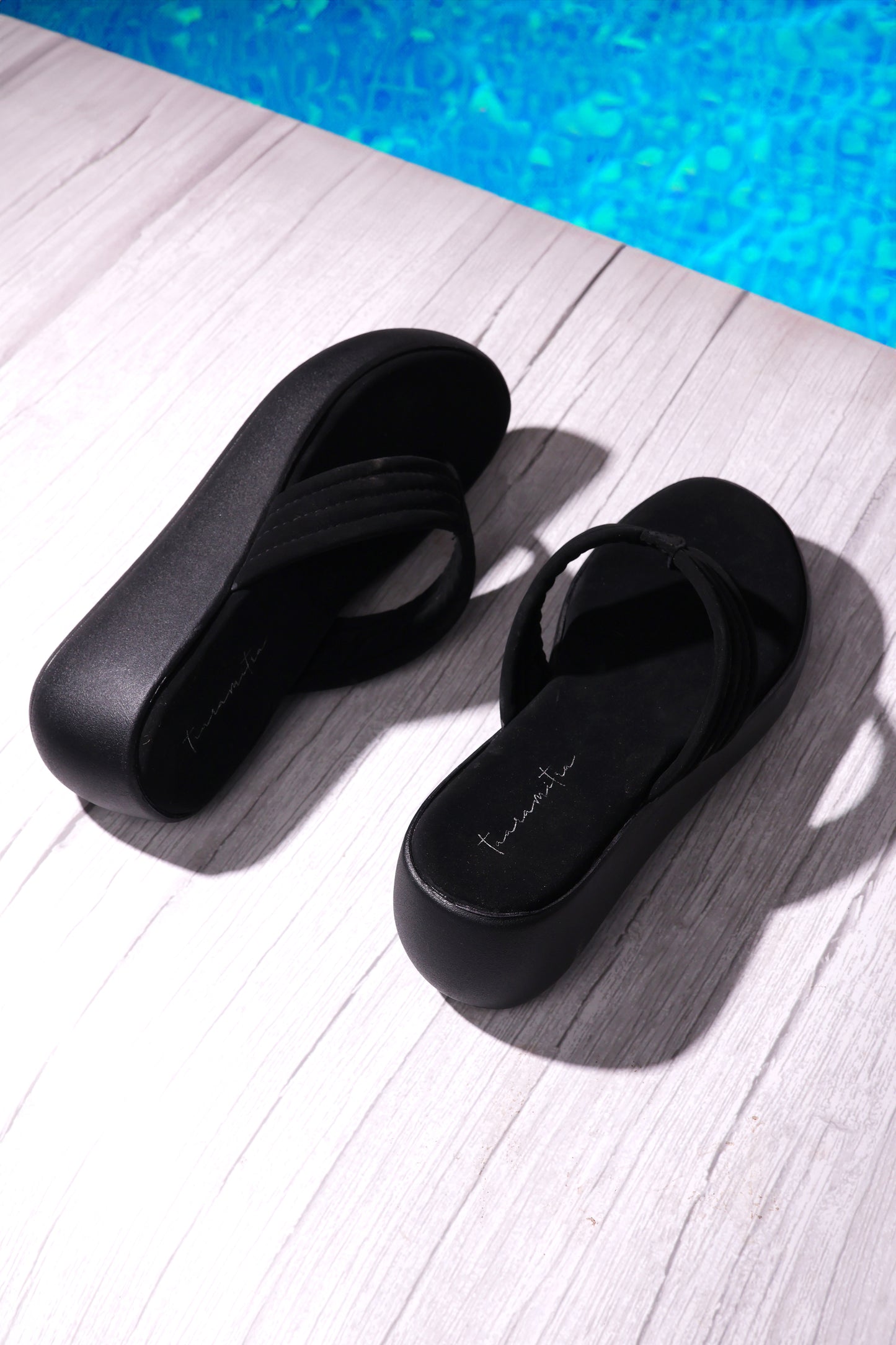 June V strap wedges in Black