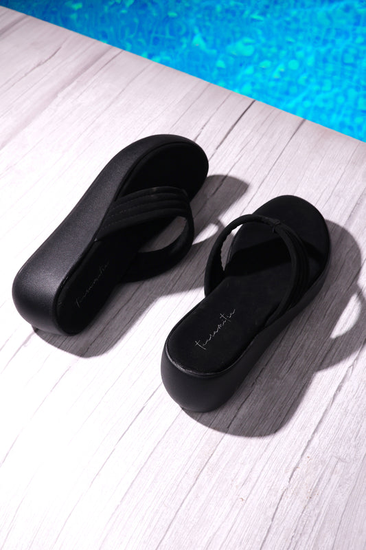 June V strap wedges in Black