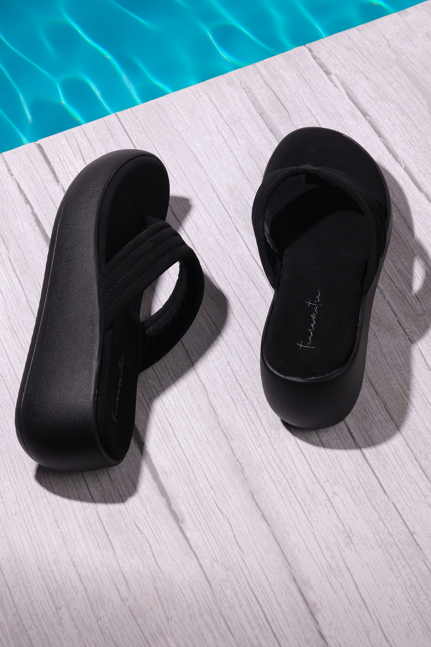 June V strap wedges in Black