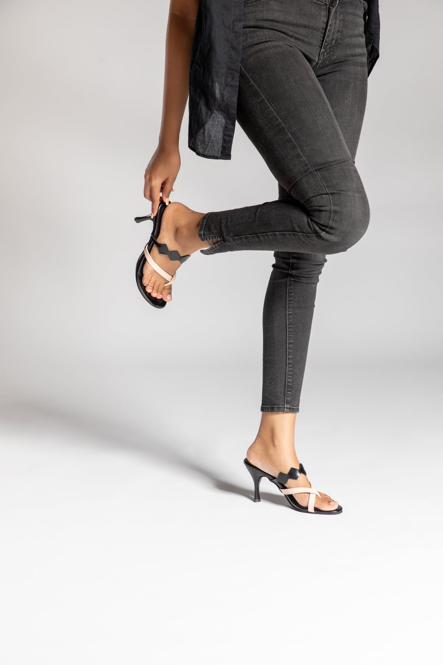 Elegante noir heels in cream black