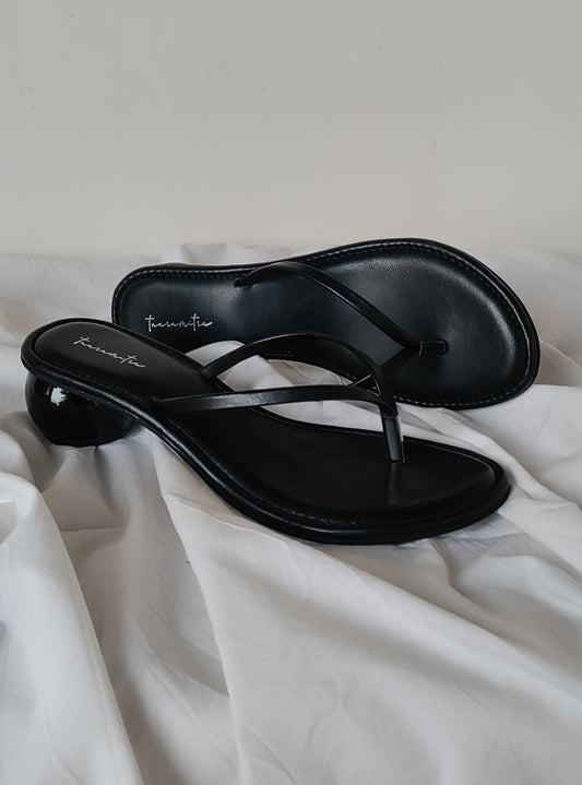 Arianna round heels in Black