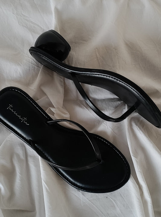 Arianna round heels in Black