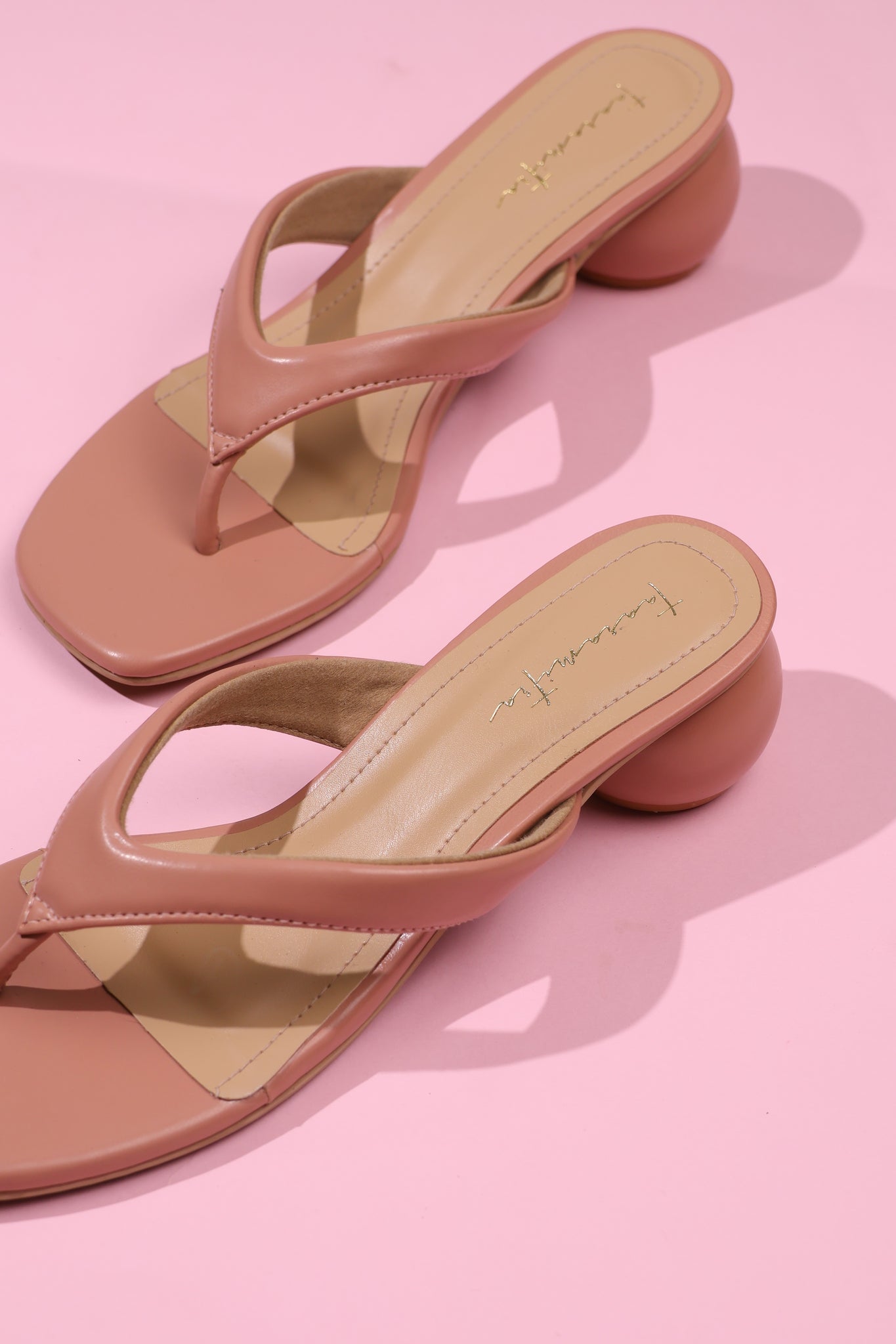 Ameera V strap round heels in Peach