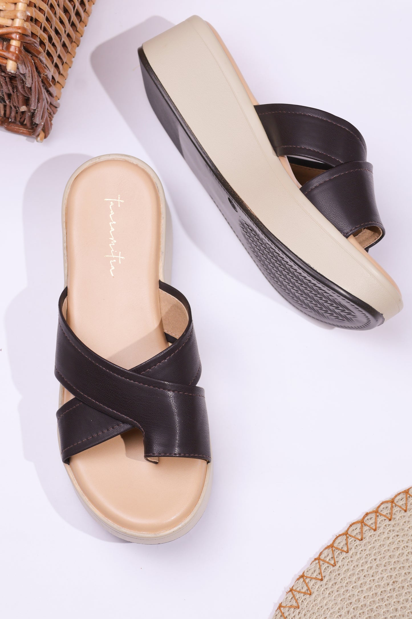 Sarah toe ring wedges in Black