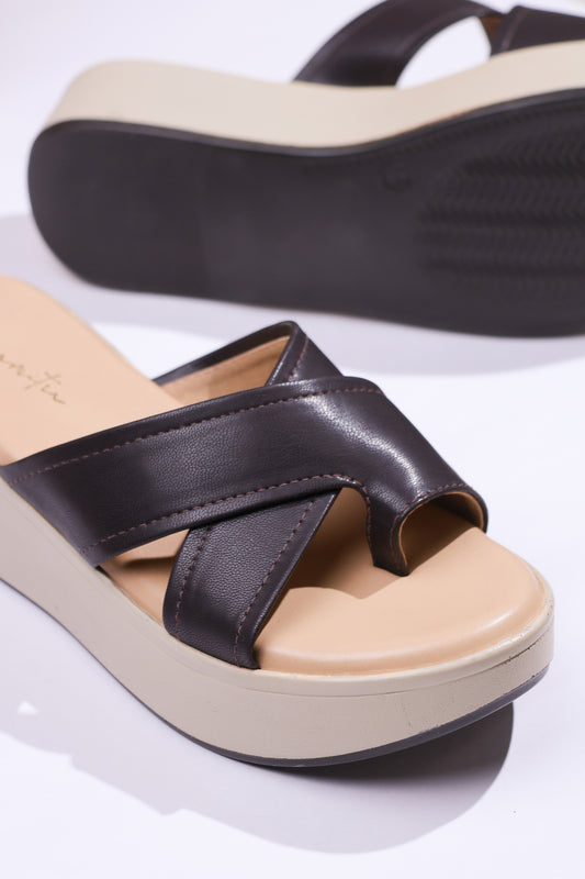 Sarah toe ring wedges in Black