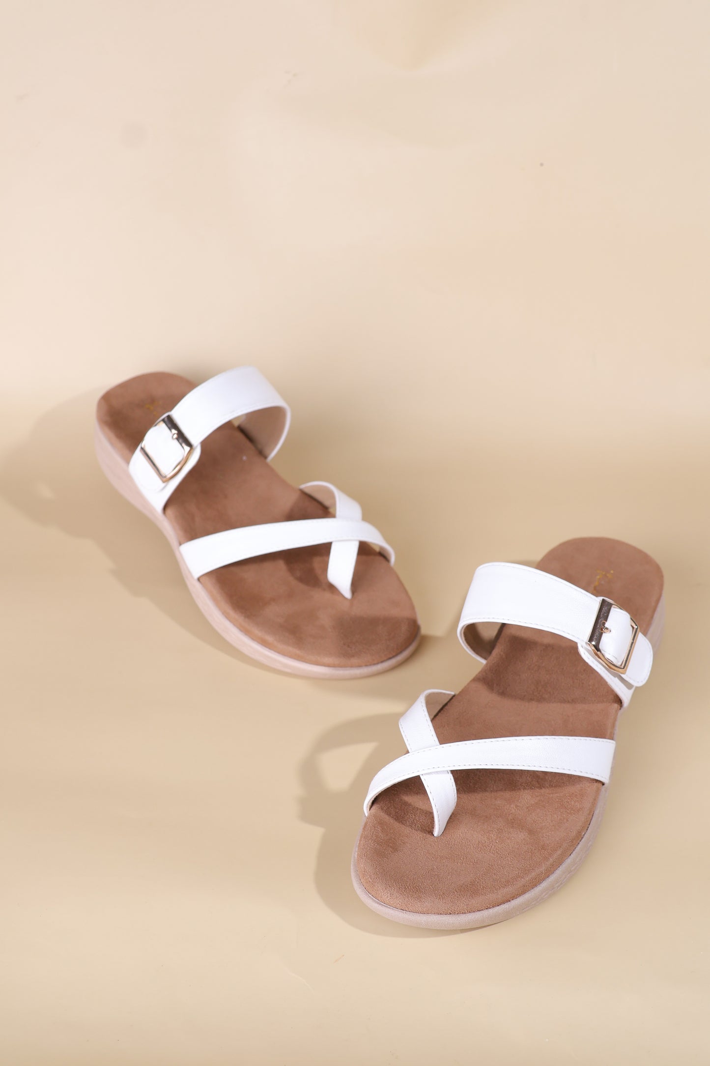 Leela toe ring flats in White