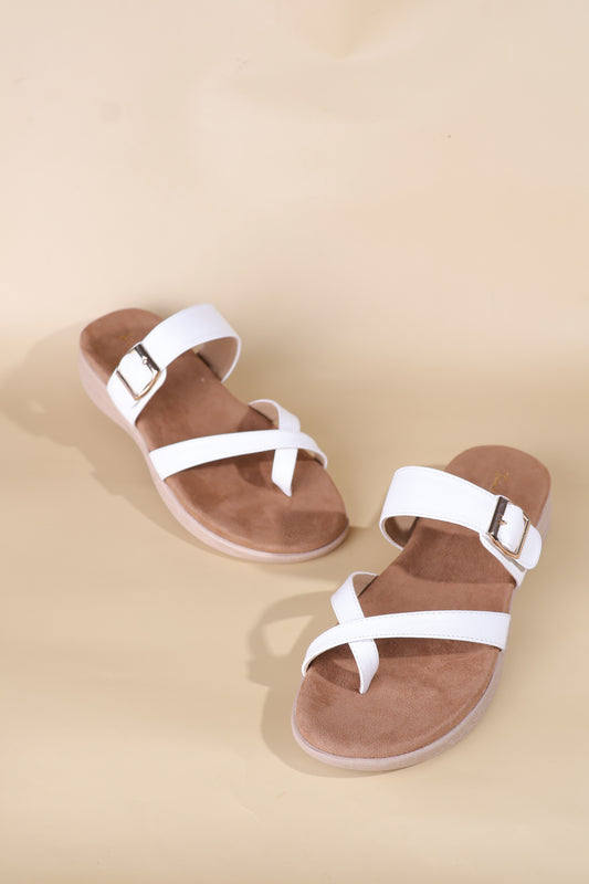 Leela toe ring flats in White