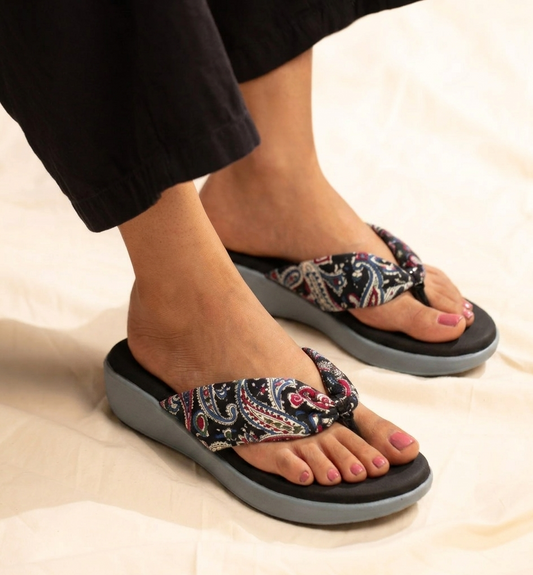 Sara V-strap patterned wedges in black