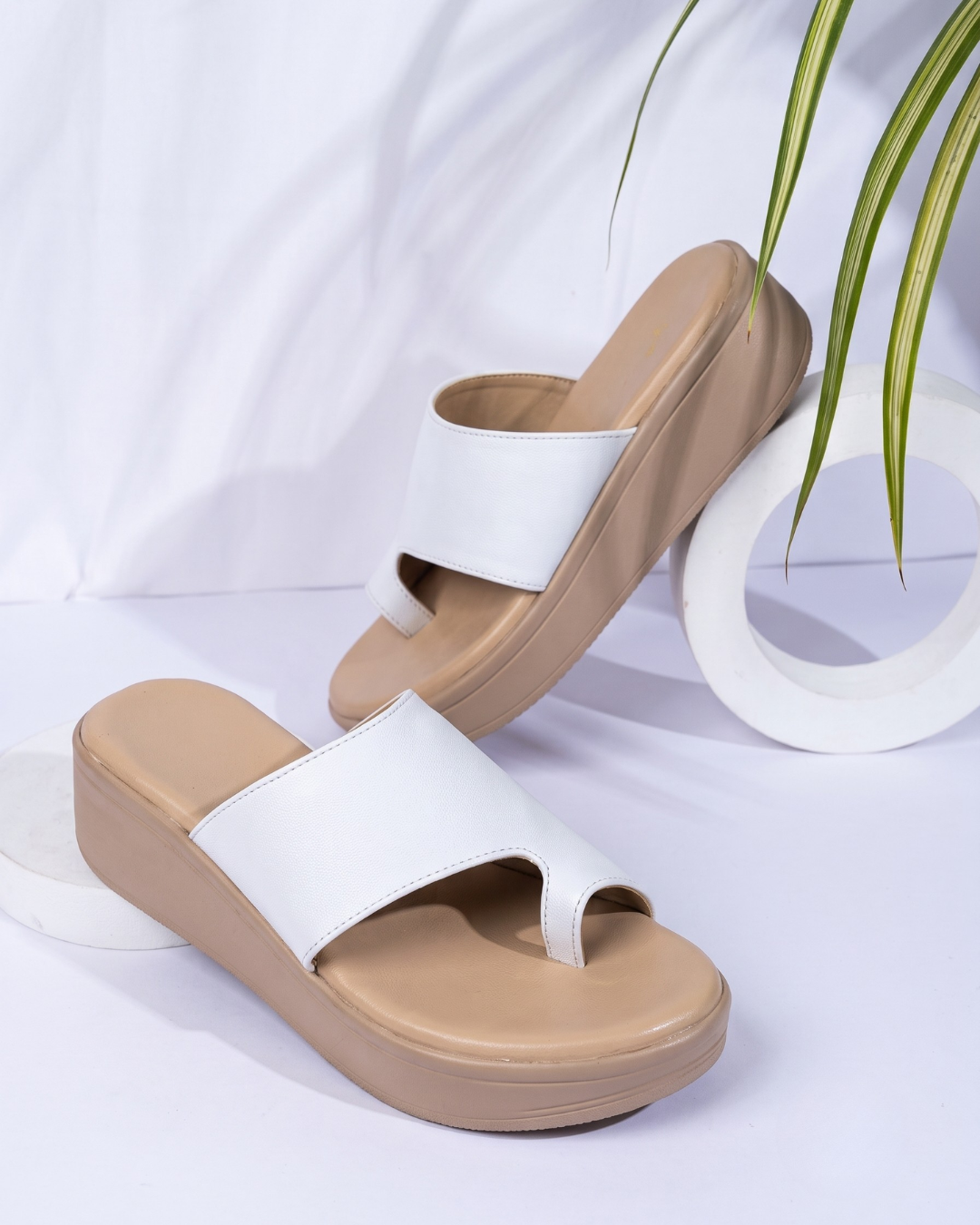Dhrisya toe ring comfort wedges in white
