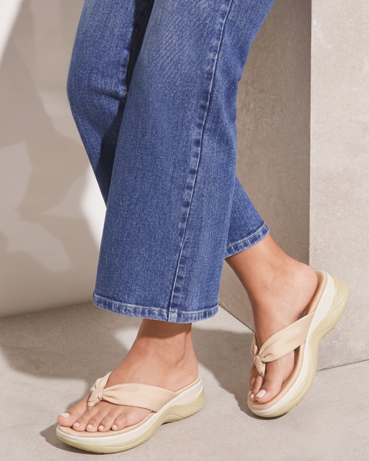 Sasha V-strap wedges in pista