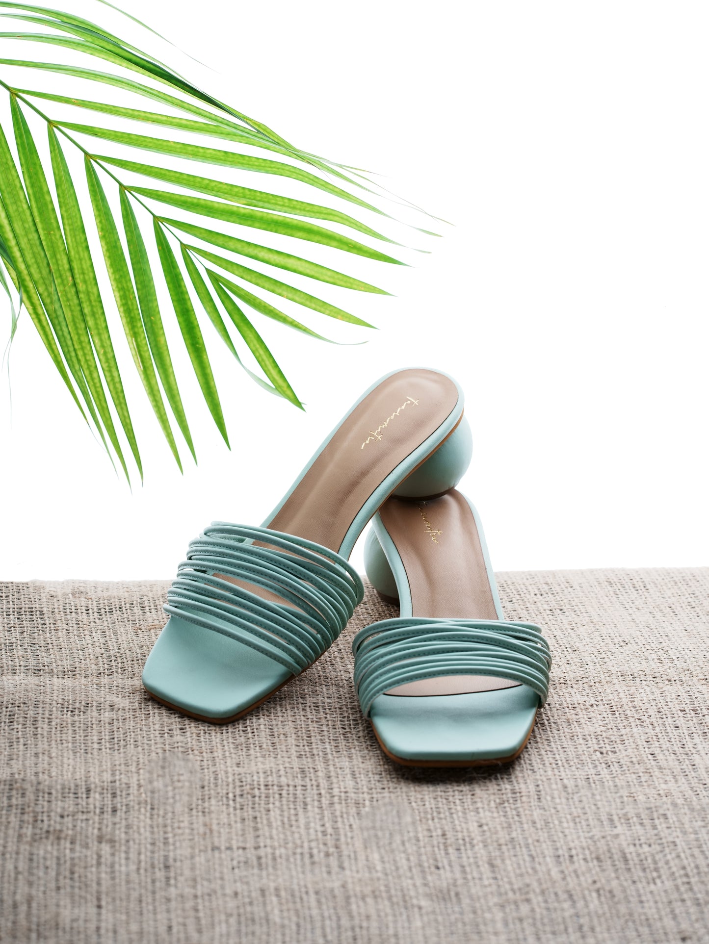 Multistrap round heels in Pastel green