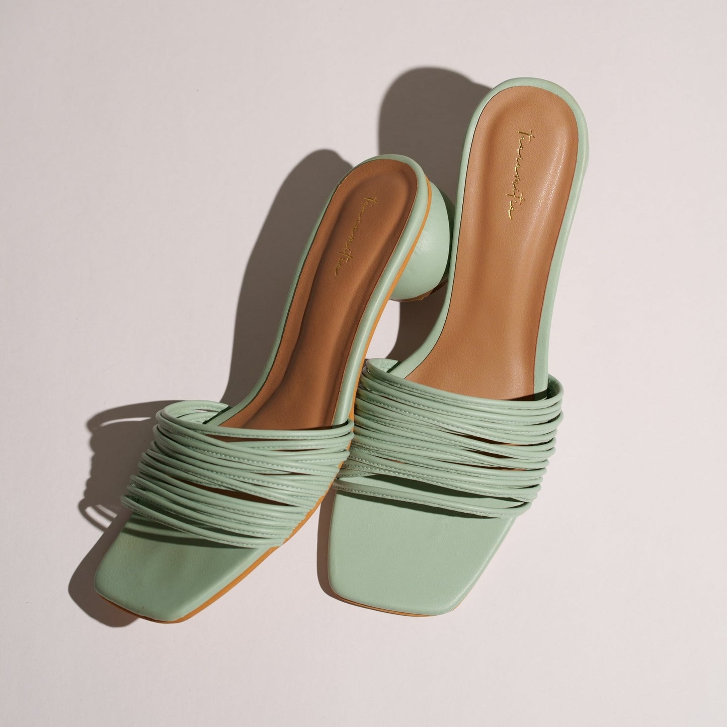 Multistrap round heels in Pastel green