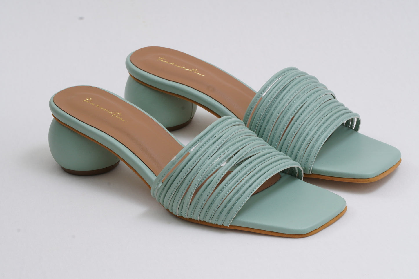 Multistrap round heels in Pastel green